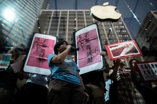 Defensores de los derechos humanos protestan coincidiendo con el lanzamiento de los nuevos iPhone 6, fuera de una tienda de Apple en Hong Kong el 25 de septiembre de 2015 (AFP | PHILIPPE LOPEZ)