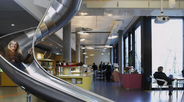 En las oficinas de Zurich, puedes elegir bajar por las escaleras, escalon por escalón o a través de un tobogán.